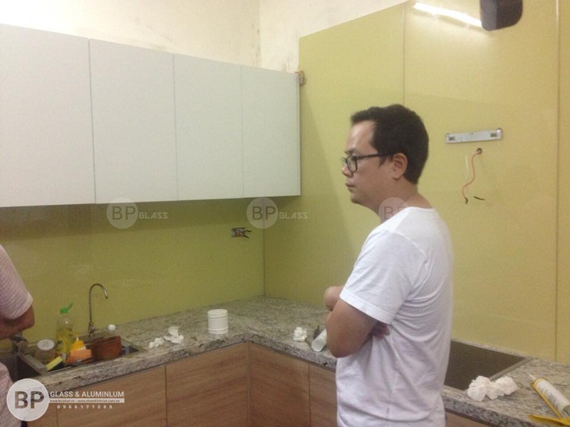 Kính ốp tường bếp màu vàng cam anh Khánh Định Công